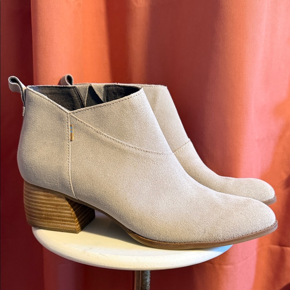 EUC Toms Leilani Light Gray Tan Beige Size 11